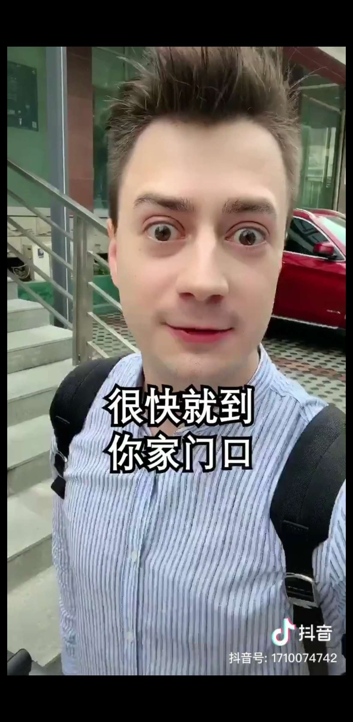 这才叫牌面,西班牙警察来到拉莫斯家门口祝他的孩子生日快乐